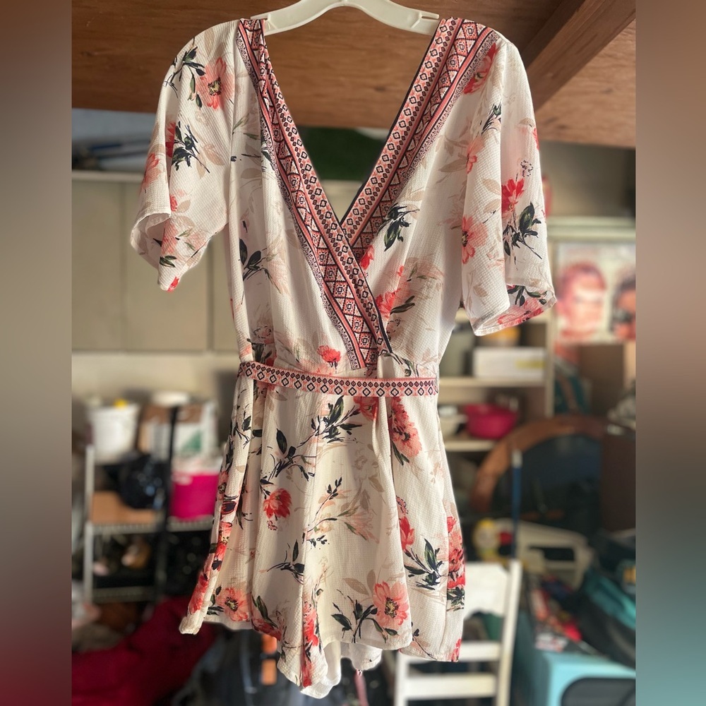Super cute romper size medium